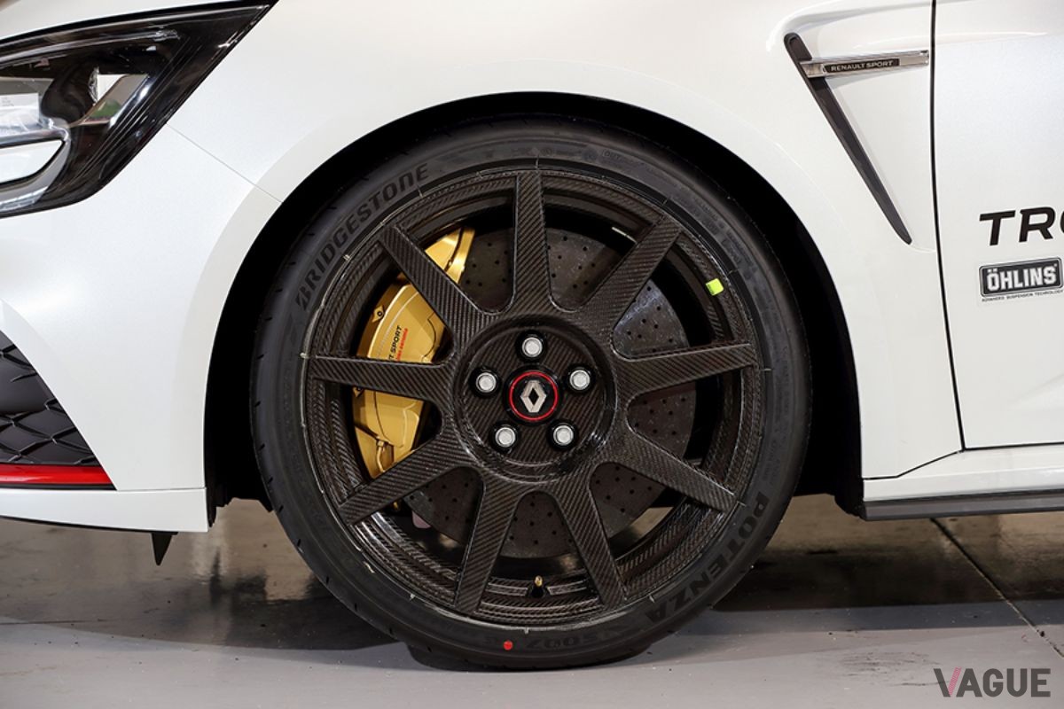 メガーヌR.S.トロフィーRに新車装着されたタイヤは、ブリヂストン「POTENZA S007」