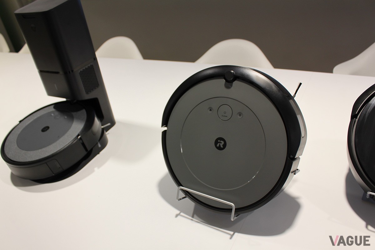 新型「ルンバ i2」（写真右）。部屋に置いておきたくなる、シンプルかつスマートなデザイン