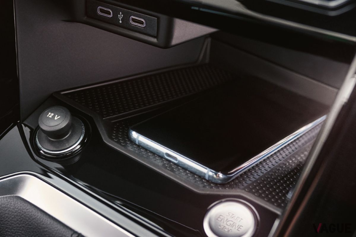 VW改良新型「Tロック」のスマホワイヤレスチャージング