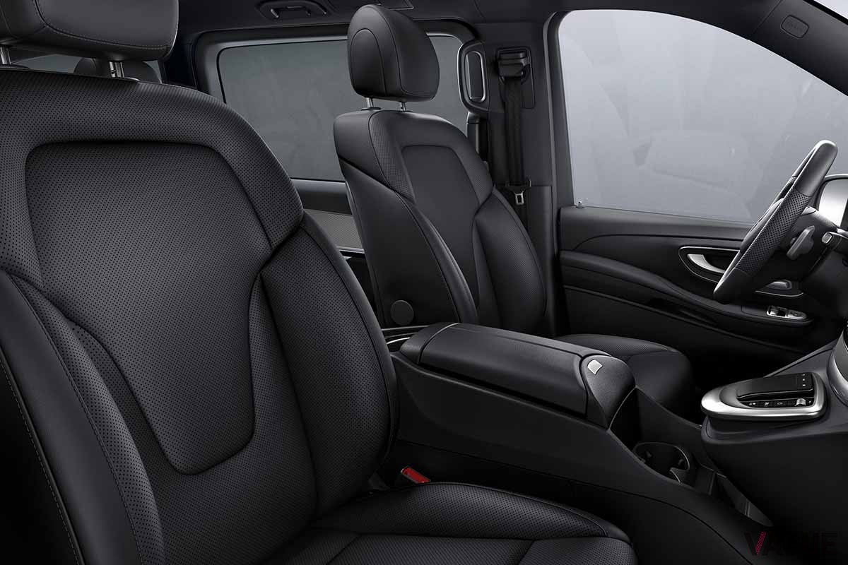 メルセデス・ベンツ「V220dアバンギャルド エクストラロング ブラックスイート」のインテリア
