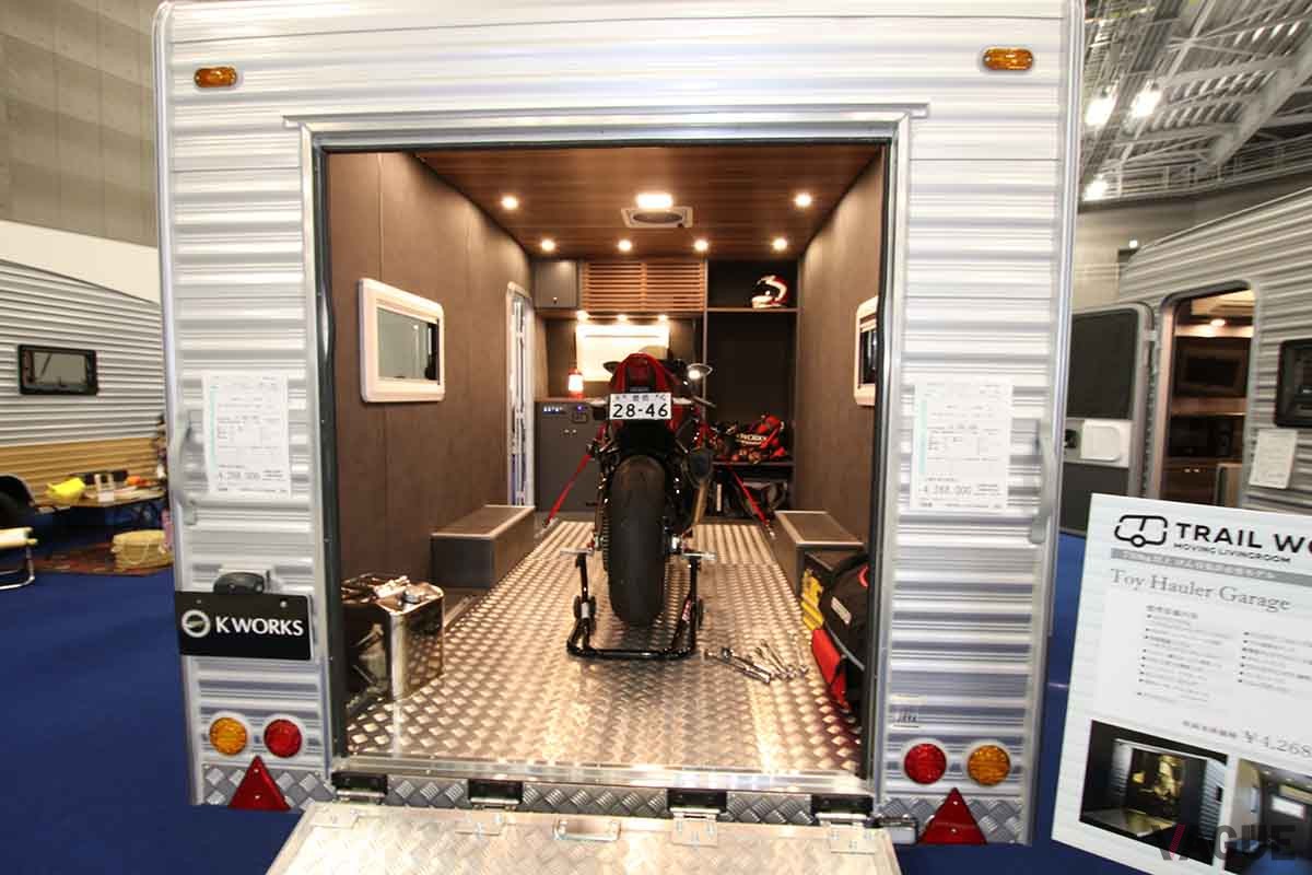 「TRAIL WORKS 520 Toy Hauler Grage」は、頑丈なスロープと床面を強化することで、バイクの収納を可能としたのが大きな特徴