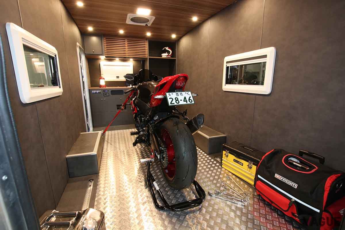 工具類を詰め込めば、移動するピットにも早変わり。また日常的なバイクの保管場所にも活用できます