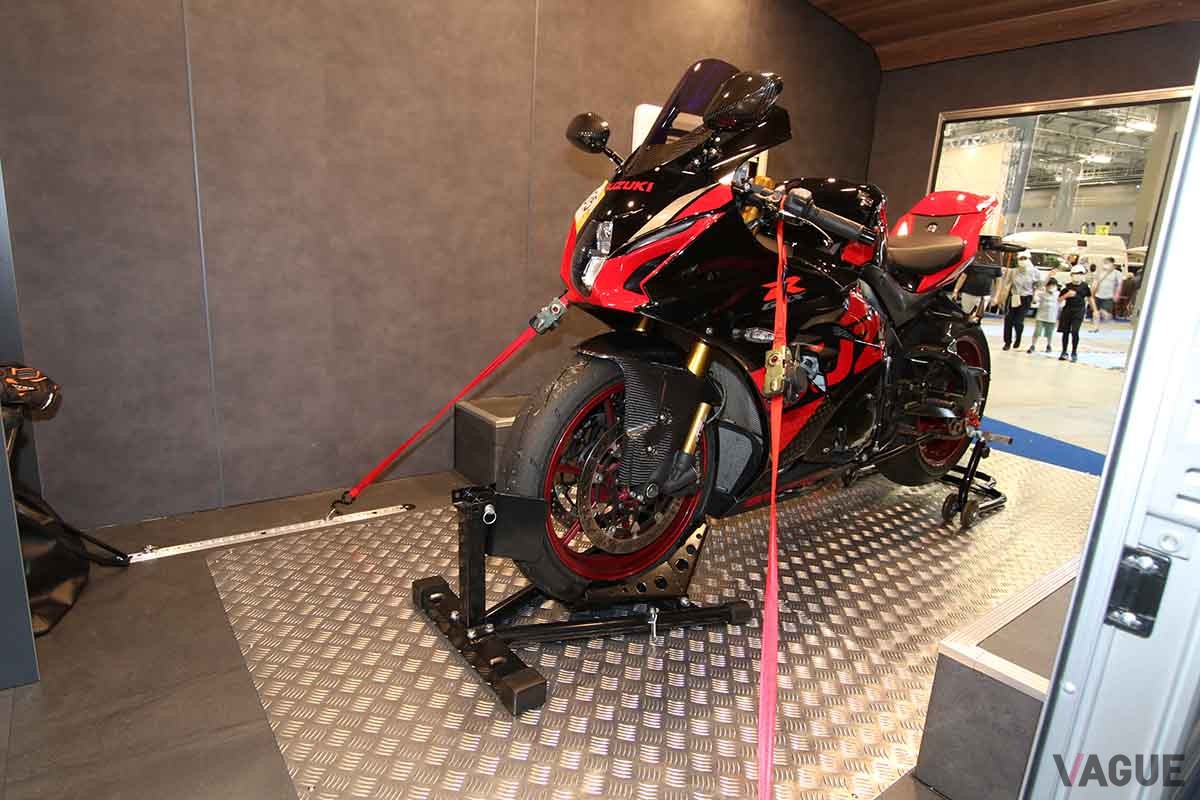 積載されるのは1000㏄の「スズキGSX-R1000R」。このような大型バイクもしっかりと収まります