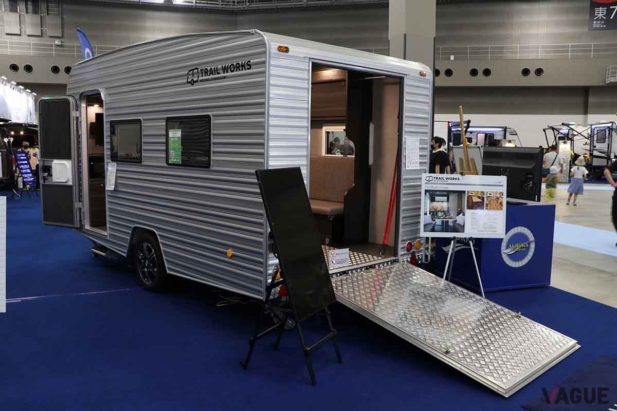 見た目はほぼ同じですが、6名の就寝を可能とする「TRAIL WORKS 520 Toy Hauler Lounge」
