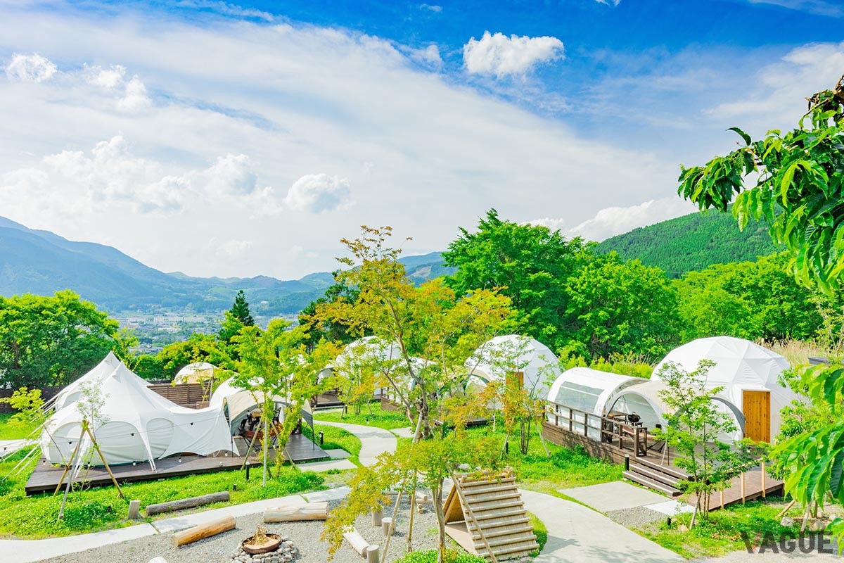 全国でも高い知名度と人気を誇る温泉地に誕生した「The Village 由布院 温泉グランピング」に、プライベート温泉つきのドームテント3棟が新登場