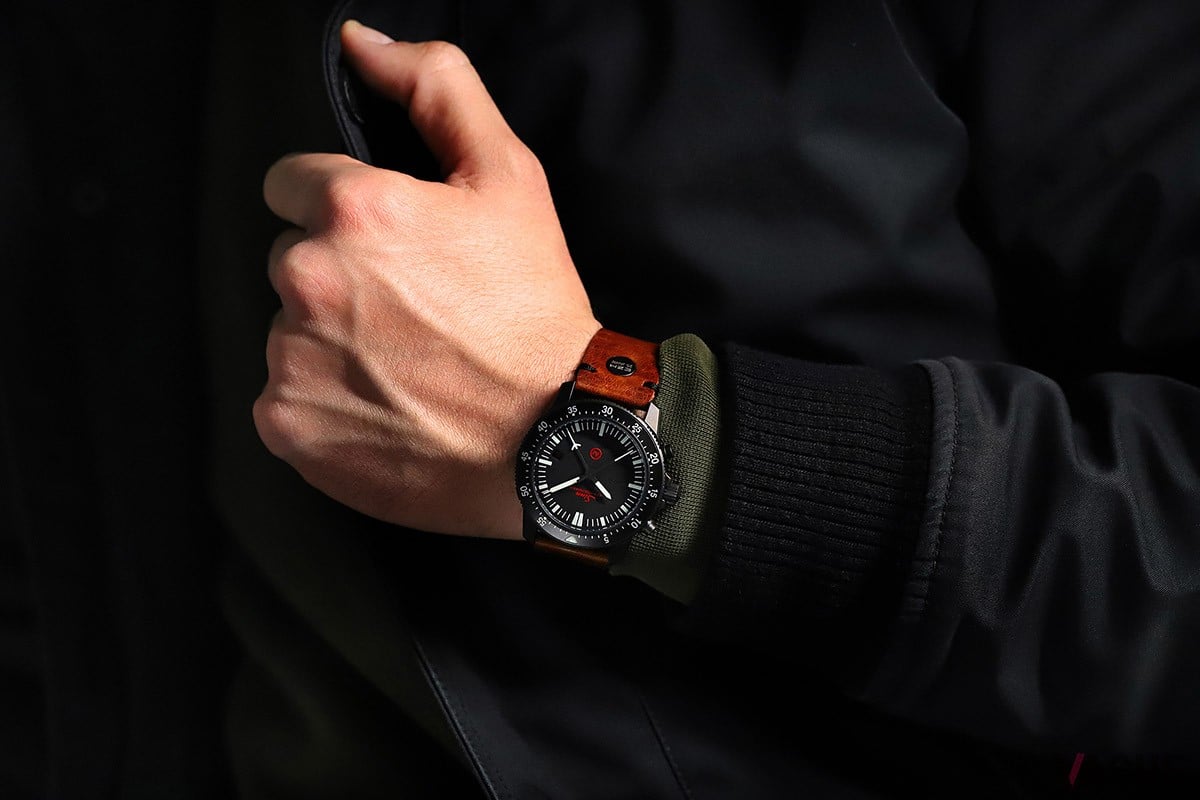 色と要素を抑えた潔いダイヤルデザインが手元に映える