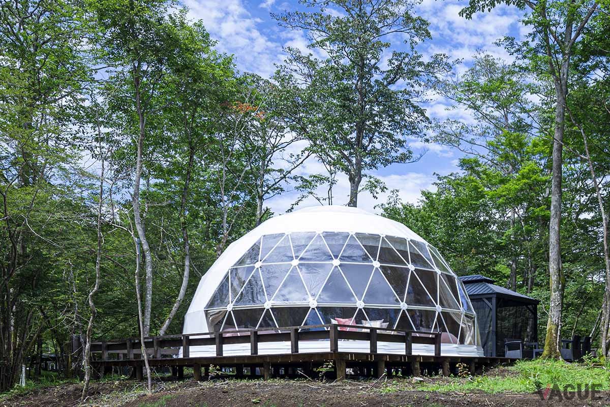 標高1000mを超す十里木高原に誕生した「MOSS十里木キャンプリゾート」は、ドーム型グランピングテントやトレーラーハウスを配した広大な敷地に建つ
