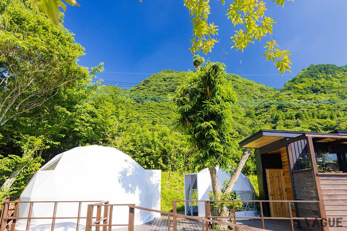 全国でも高い知名度と人気を誇る温泉地に誕生した「The Village 由布院 温泉グランピング」に、プライベート温泉つきのドームテント3棟が新登場