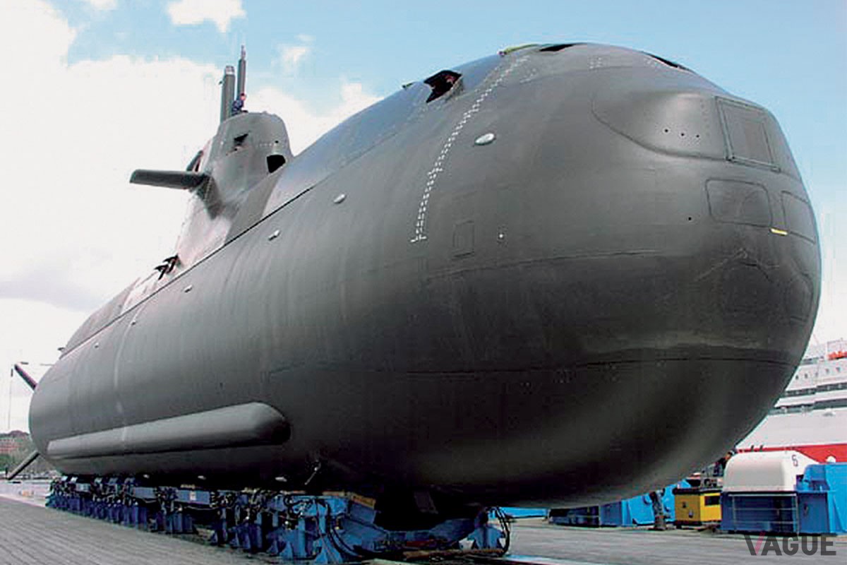 潜水艦に使用される特殊鋼をケース素材に採用している