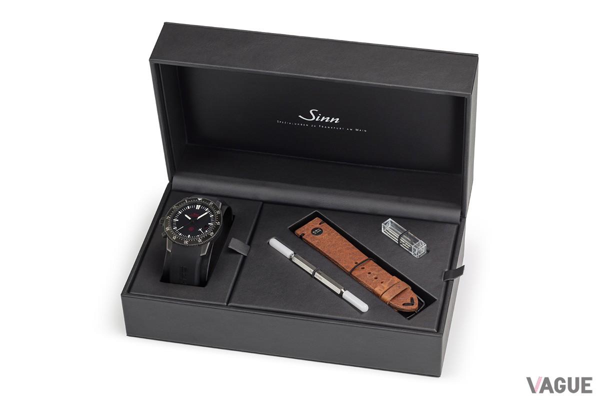 特製ボックスには交換用カウレザーストラップと工具、予備のバネ棒を同梱