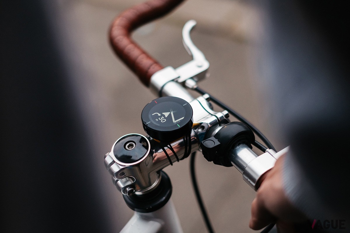 シンプル表示で「どの方向へ、どれだけ走ればいいか」を案内するサイクリングに最適なナビゲーション「Beeline Velo 2」は、専用アプリとの連動で多彩な機能が使える