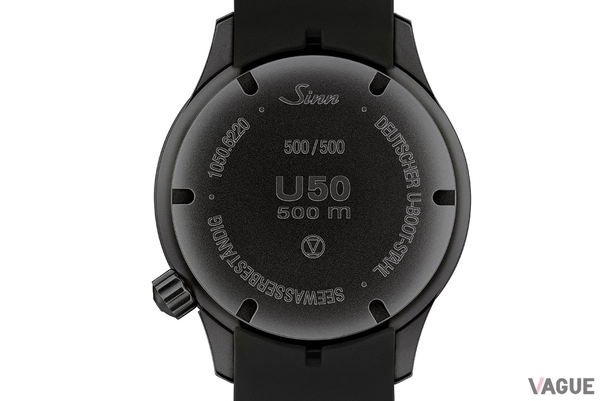 裏蓋にはシリアルナンバーや防水性能を示す刻印が