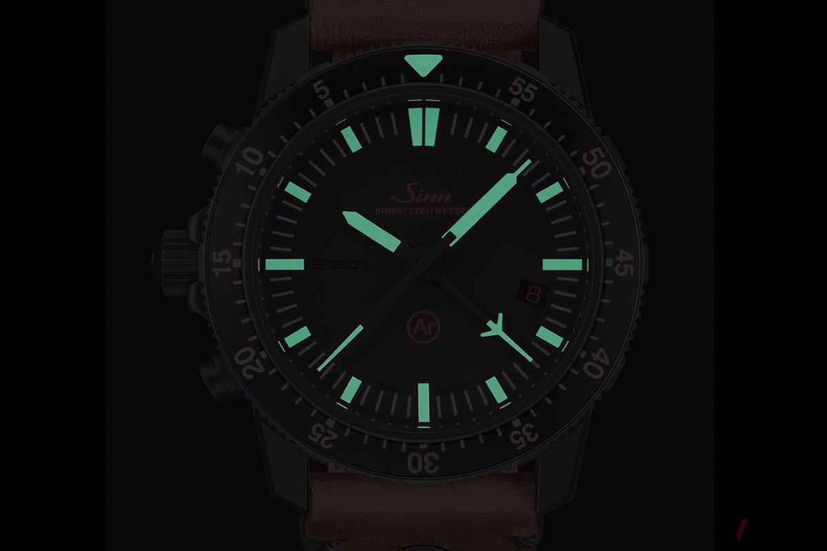 インデックスと針には夜間の視認性を確保する蓄光素材をあしらう