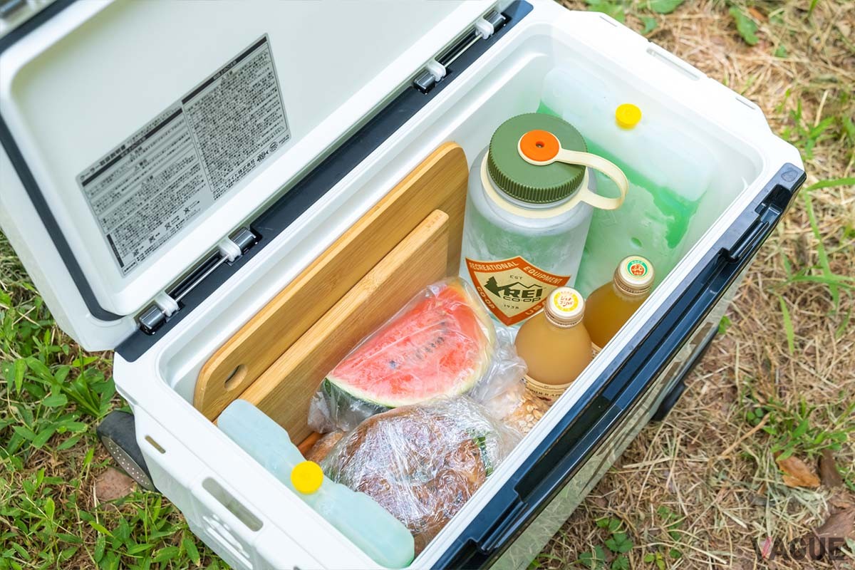 2人分のランチと飲み物、フルーツを入れてもまだまだ余裕が。500mlのペットボトルなら10本と、左右に同社の保冷剤「CPアイスSサイズ」(1155円)がぴったり収まります
