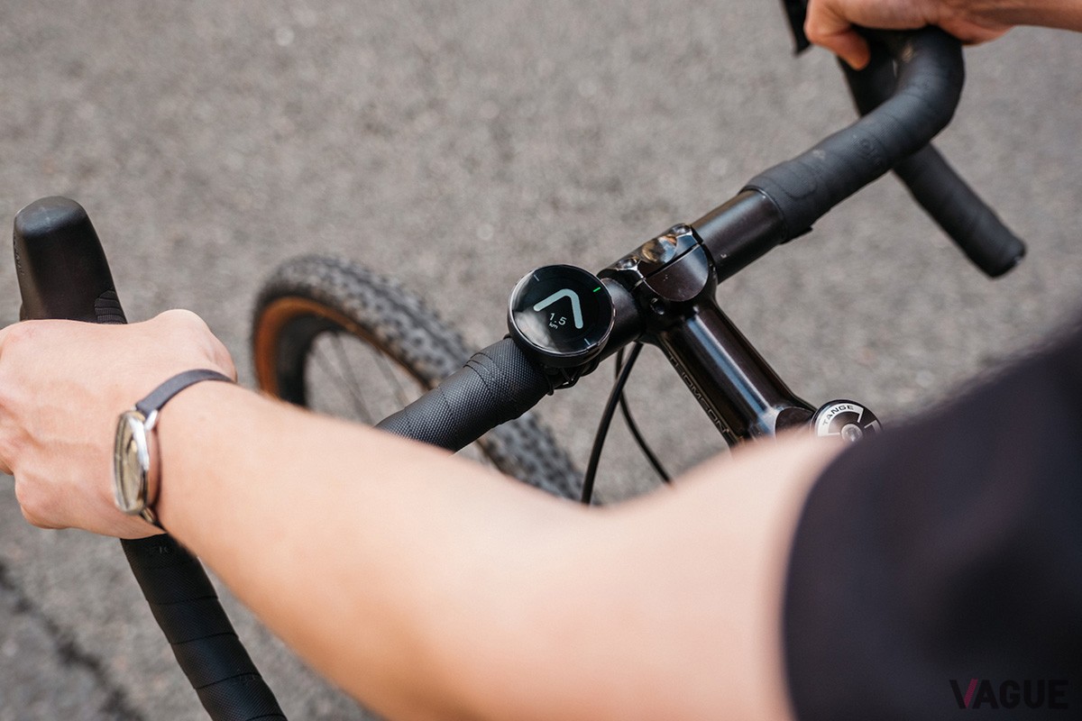 シンプル表示で「どの方向へ、どれだけ走ればいいか」を案内するサイクリングに最適なナビゲーション「Beeline Velo 2」は、専用アプリとの連動で多彩な機能が使える