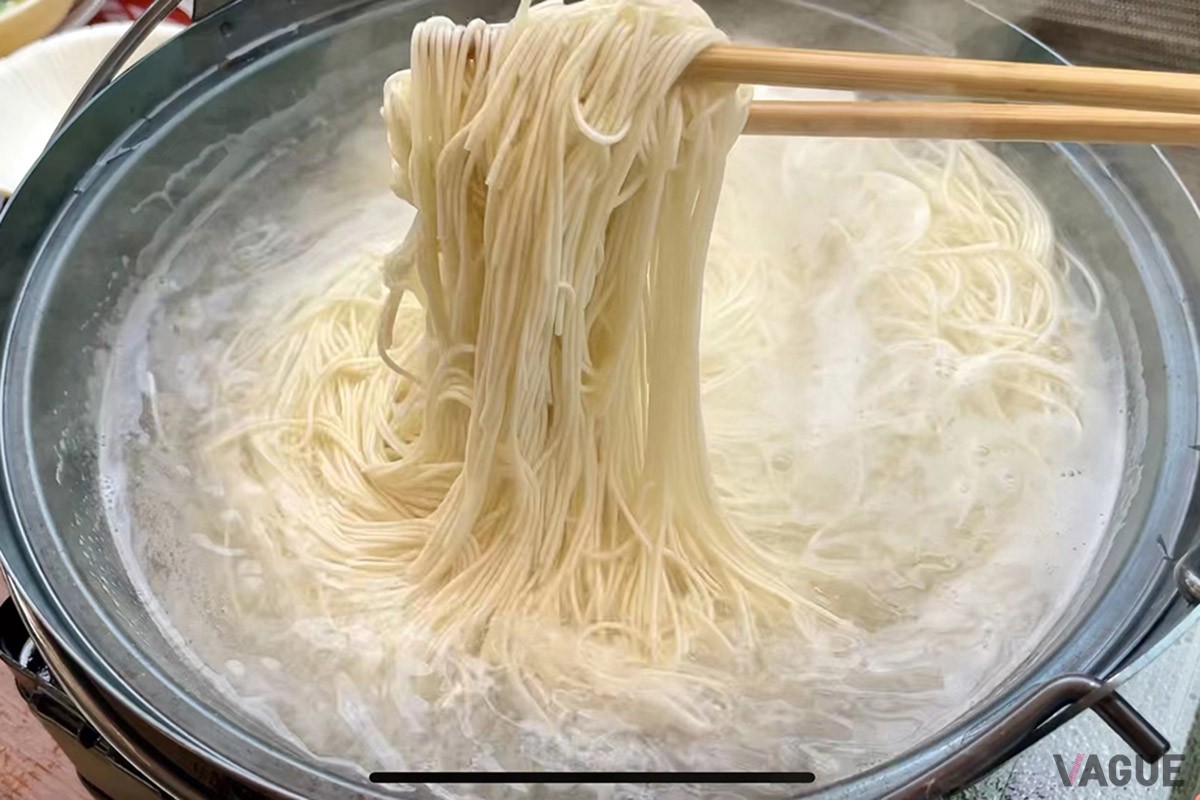 多彩に夏は冷たいそうめん、冬は温かいうどん。多様な料理ができるのがうれしい
