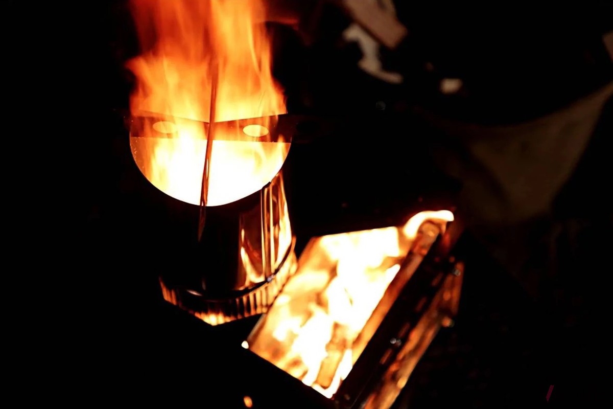 ドラフト効果の採用で燃焼効率に優れた、ソロキャンプや少人数でのキャンプに最適な純国産ロケットストーブ「Bonflame CUBE」