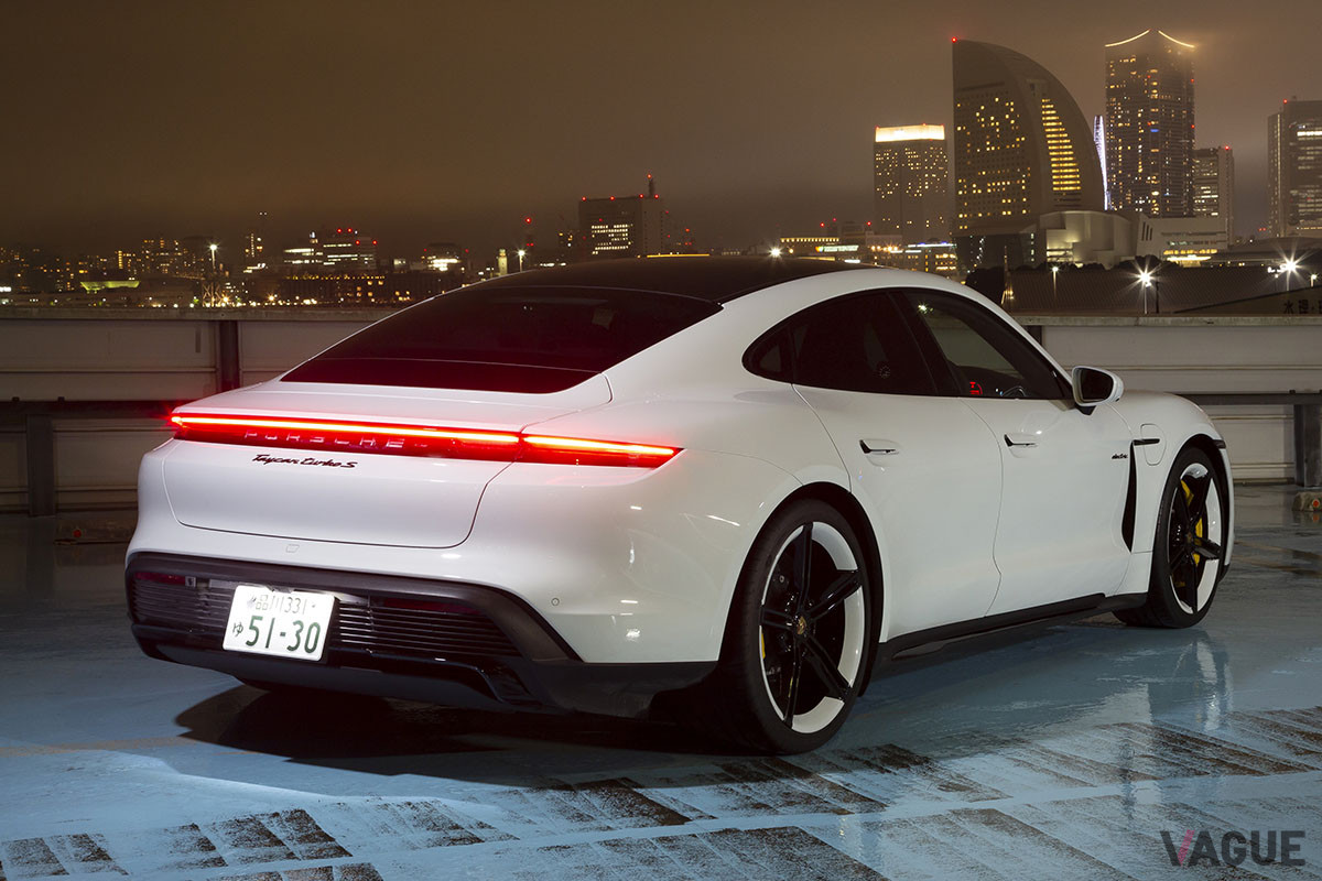ポルシェ「タイカン ターボS」の車両価格（消費税込）は、2468万円