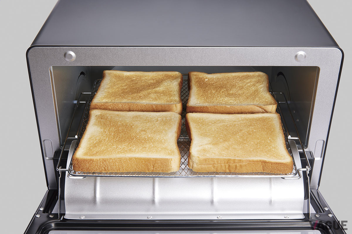 トーストなら同時に4枚焼けるほど庫内は広くてワイドだ