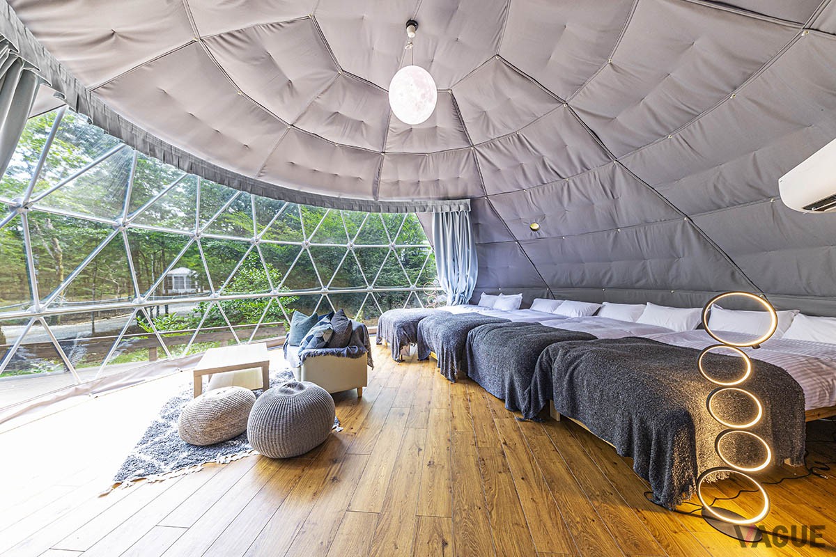 標高1000mを超す十里木高原に誕生した「MOSS十里木キャンプリゾート」は、ドーム型グランピングテントやトレーラーハウスを配した広大な敷地に建つ
