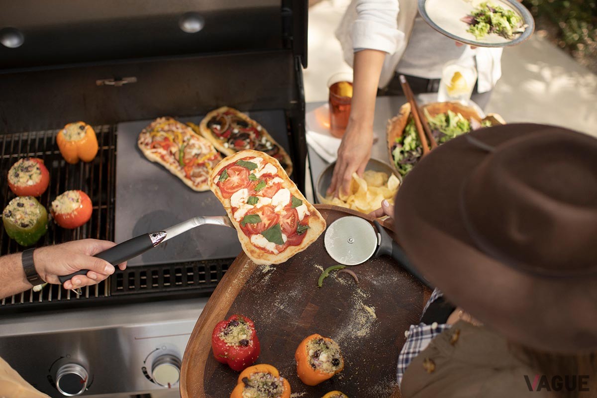 別売の「WEBER CRAFTEDアウトドアキッチンコレクション」グリルウェアを使うことで焼き網に載せて直火で焼く「グリル」はもちろん、じっくり加熱する「ロースト」、高温で表面をサッと焼く「シアー」、ピザやパンを焼く「ベイク」、油で炒める「フライ」など多彩な料理を楽しめる