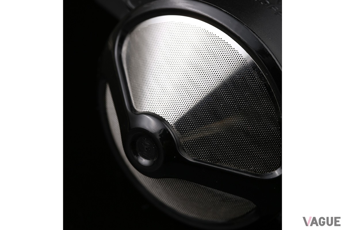 場所を選ぶことなく、美味い1杯を淹れるためにこだわりの技術と構造が採用されたミルつきのポータブルコーヒーメーカー「ATONCE」