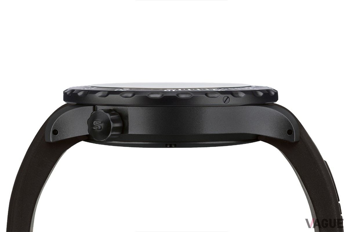 潜水艦の特殊鋼のケースや認証機関DNVによる500m防水性の認証、リューズを4時位置にずらしたケース設計など、機能・耐久面だけでなく、デザイン性も高い