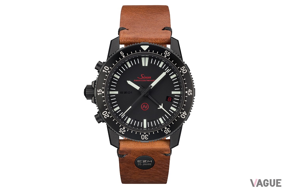 レザーストラップには25周年を祝う“EZM 25 JAHRE”のマーク入り