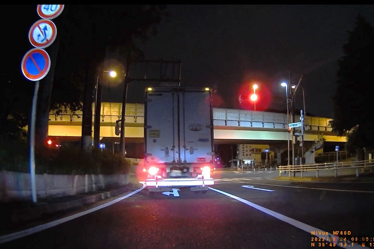 前後カメラとも、光量の少ない夜間でも周囲を走るクルマのナンバーまでくっきり解像します。もちろん全国のLED信号機に対応し、東日本／西日本いずれの周波数帯でも録画できます（ナンバーには画像処理をしています）