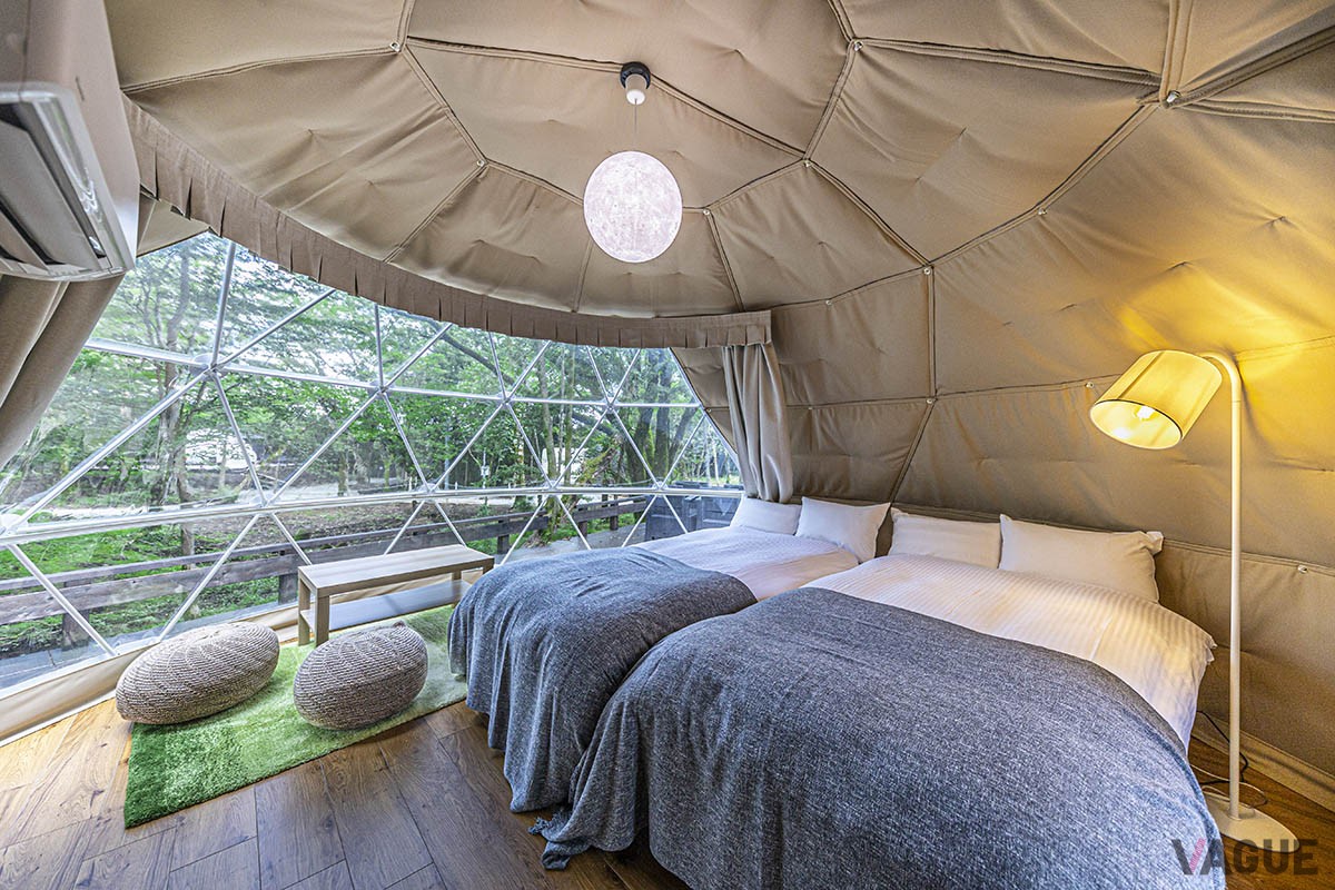 標高1000mを超す十里木高原に誕生した「MOSS十里木キャンプリゾート」は、ドーム型グランピングテントやトレーラーハウスを配した広大な敷地に建つ