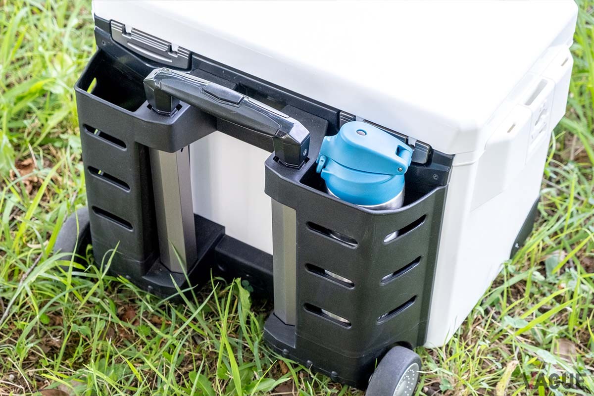 背面には500mlのペットボトルが入るポケットが2つも。タンブラーやタオル、日焼け止めなど、こまめに使いたい小物を入れておけば、クーラーボックスのフタを開けずに使えるので庫内の冷気を逃すこともありません