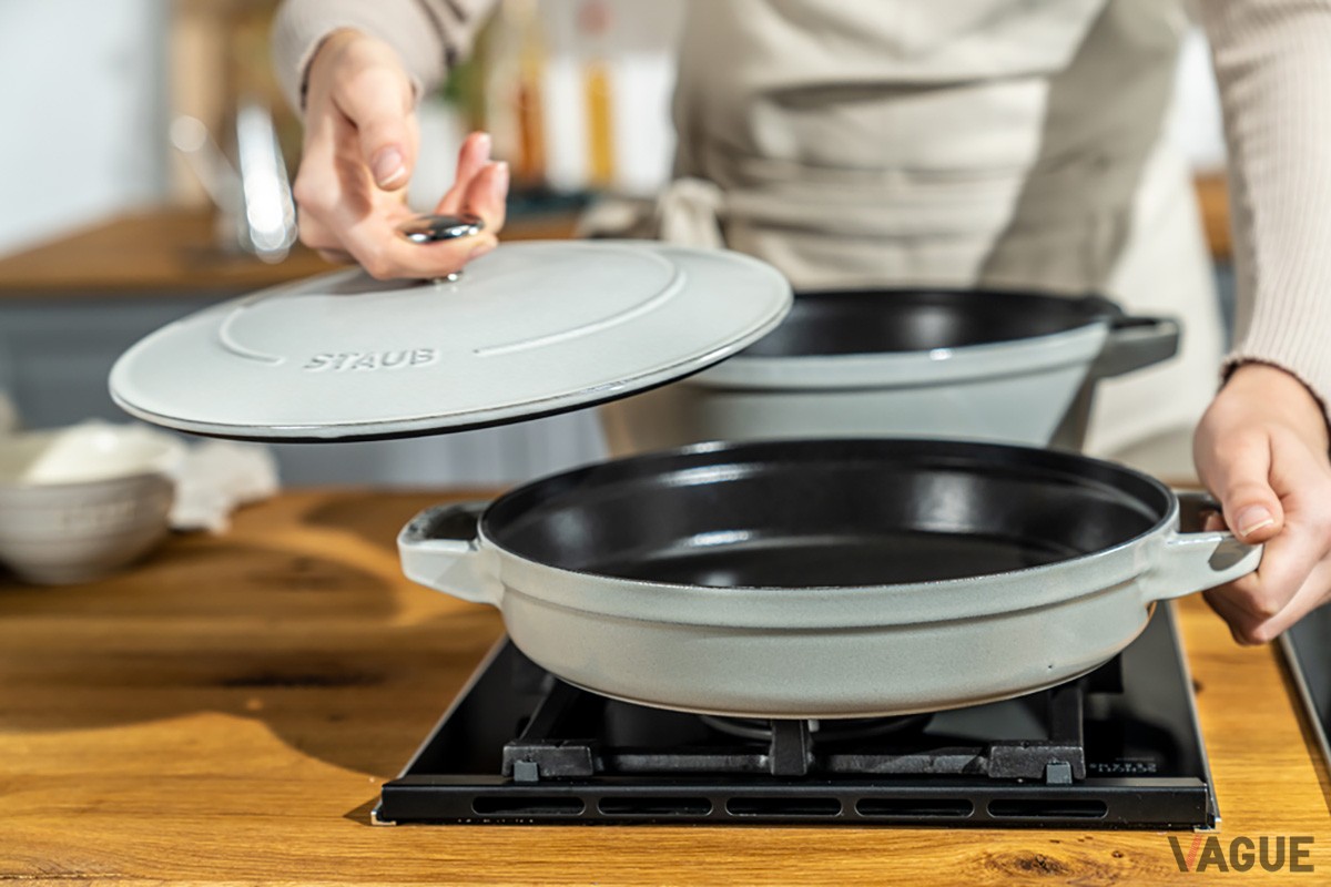 あらゆる熱源に対応し、キャンプやBBQシーンでも大活躍するストウブのココット＆フライパンセット「スタッカブルココット 3pcsセット」