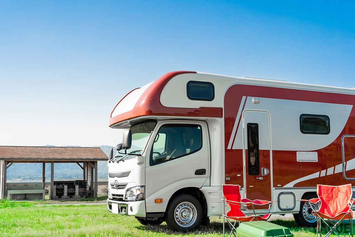 場所の吟味、キャンピングカーの利用、EV＆プラグインハイブリッド車の活用などで、真夏の車中泊も快適に過ごせる