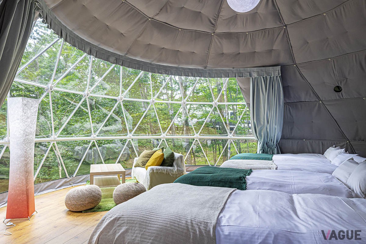 標高1000mを超す十里木高原に誕生した「MOSS十里木キャンプリゾート」は、ドーム型グランピングテントやトレーラーハウスを配した広大な敷地に建つ