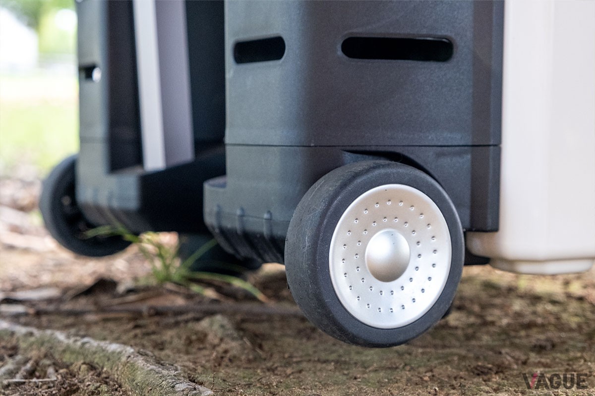 大型静音キャスターで、舗装されていない道でも少ない力で楽に移動できます