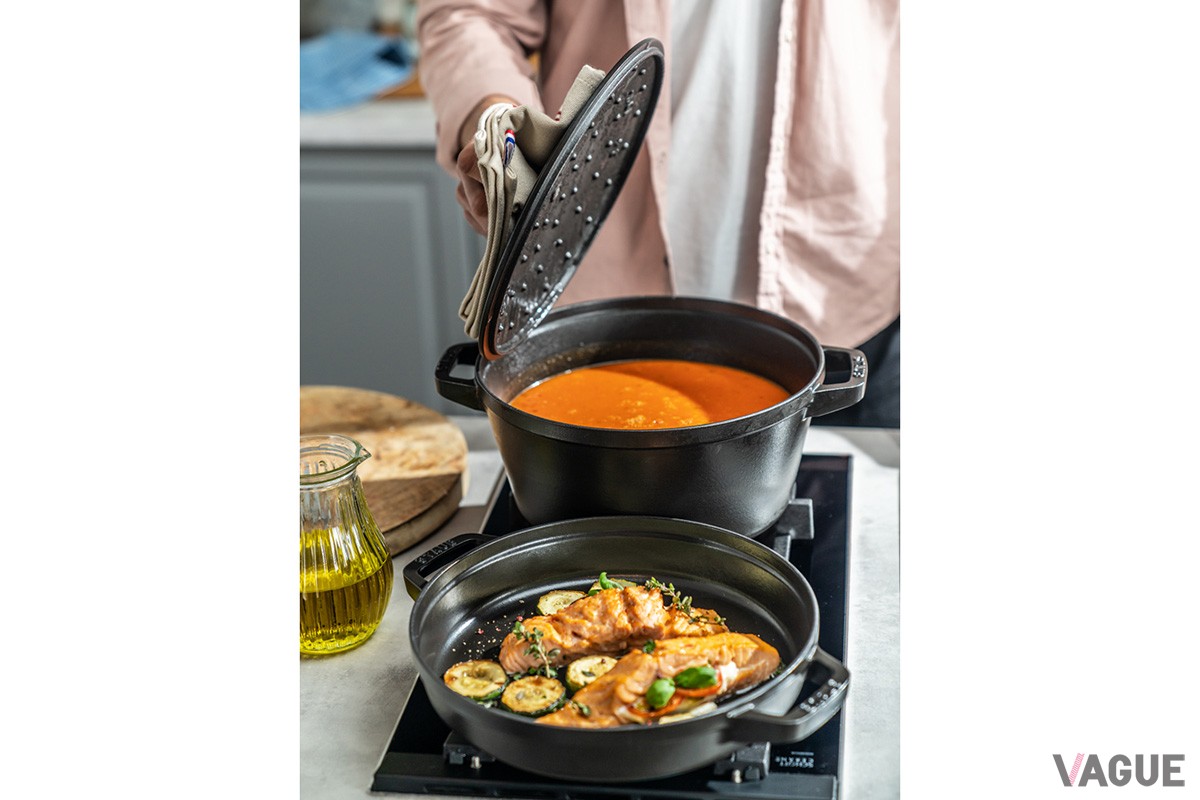 あらゆる熱源に対応し、キャンプやBBQシーンでも大活躍するストウブのココット＆フライパンセット「スタッカブルココット 3pcsセット」