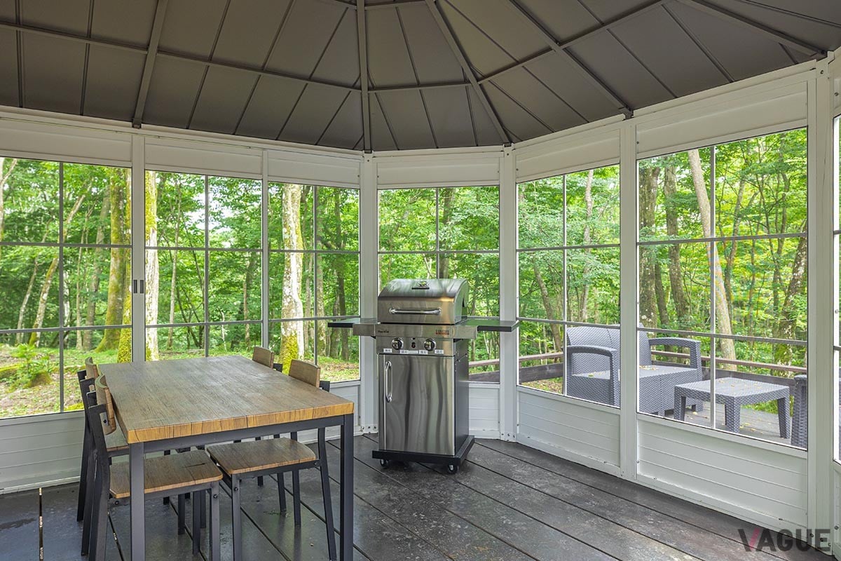 標高1000mを超す十里木高原に誕生した「MOSS十里木キャンプリゾート」は、ドーム型グランピングテントやトレーラーハウスを配した広大な敷地に建つ