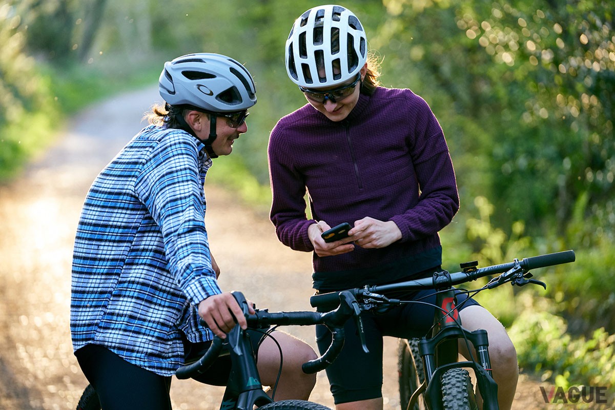 シンプル表示で「どの方向へ、どれだけ走ればいいか」を案内するサイクリングに最適なナビゲーション「Beeline Velo 2」は、専用アプリとの連動で多彩な機能が使える