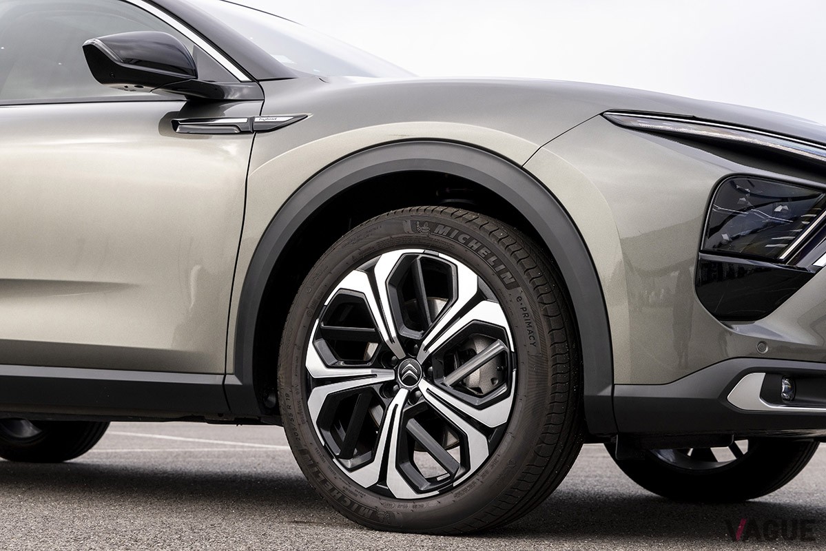 面妖ともいえる存在感あるルックスと、類稀なる夢見心地の乗り心地を兼備したシトロエンの新フラッグシップ「C5X」