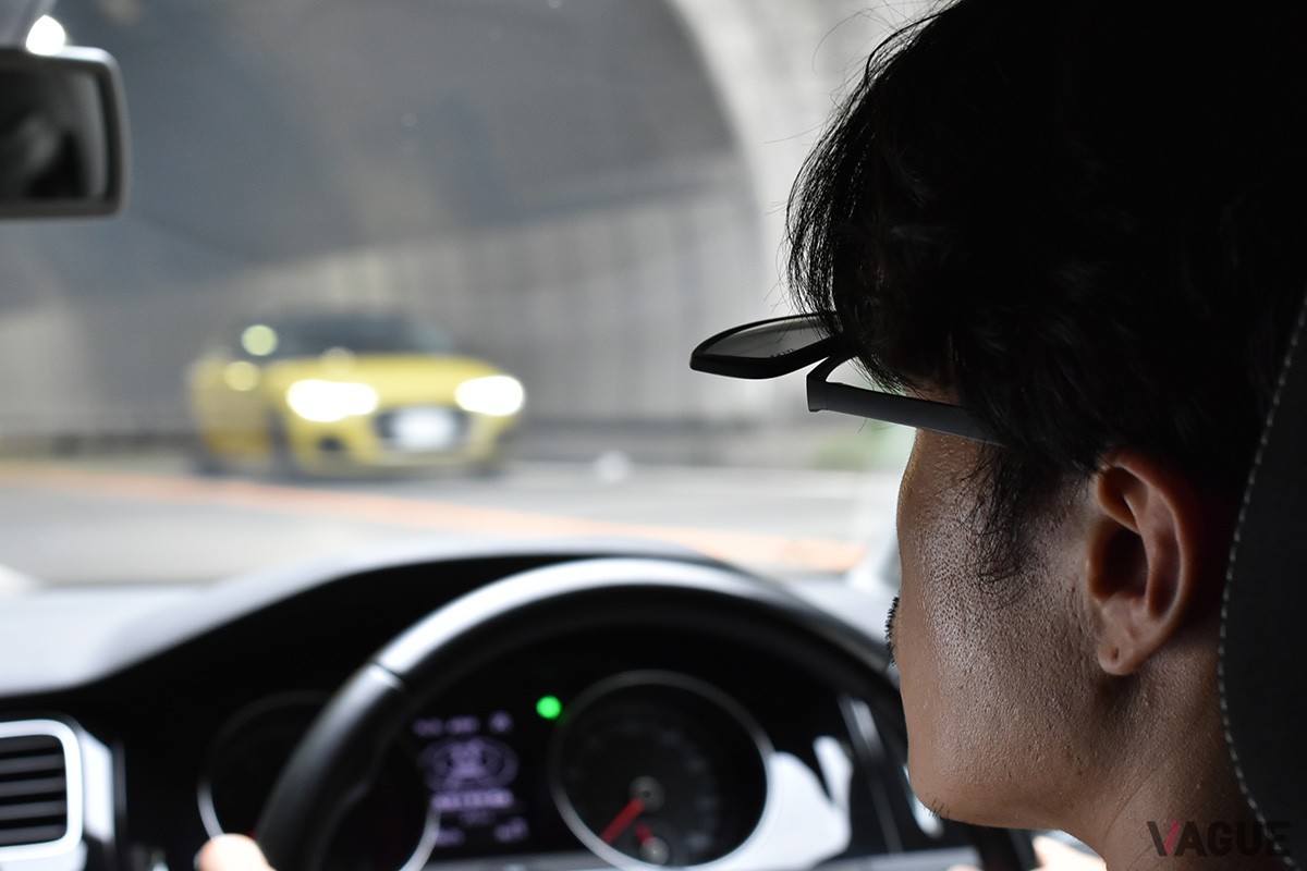 “跳ね上げ機構”による容易なサングラスのON／OFFと快適な装着感により、ドライビング時の視覚ストレスを軽減したタレックスの運転手専用サングラス「FLP01」