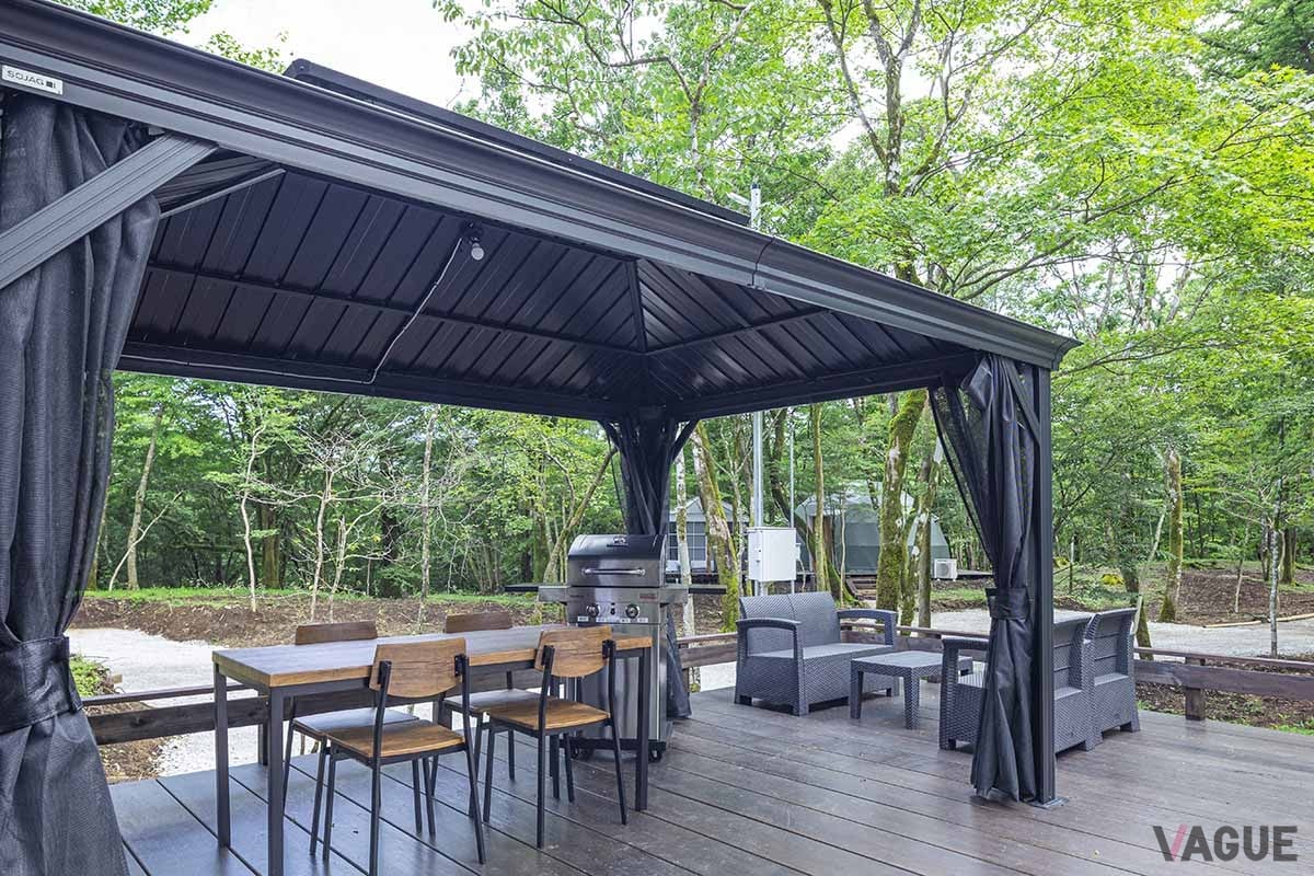 標高1000mを超す十里木高原に誕生した「MOSS十里木キャンプリゾート」は、ドーム型グランピングテントやトレーラーハウスを配した広大な敷地に建つ