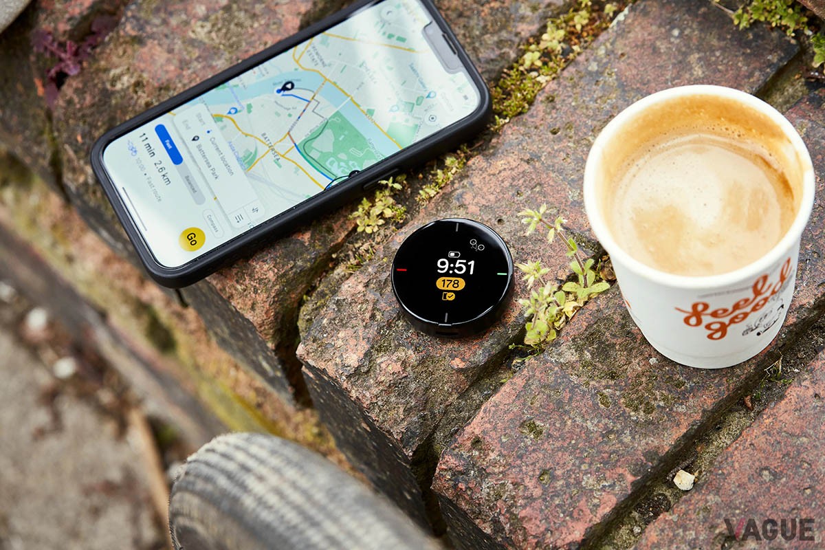 シンプル表示で「どの方向へ、どれだけ走ればいいか」を案内するサイクリングに最適なナビゲーション「Beeline Velo 2」は、専用アプリとの連動で多彩な機能が使える