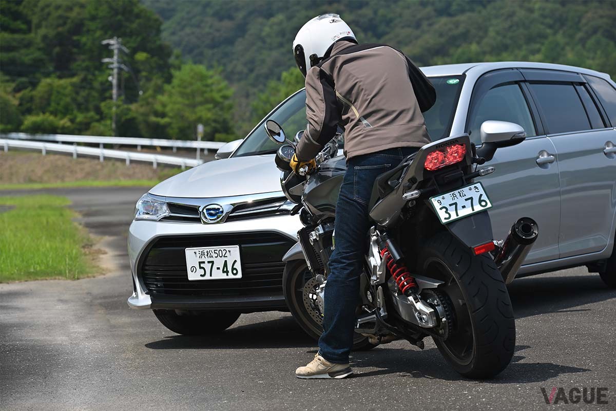 オートバイが巻き込まれやすい右直事故の際、相手のクルマの位置や信号がしっかり写っていれば証拠になります