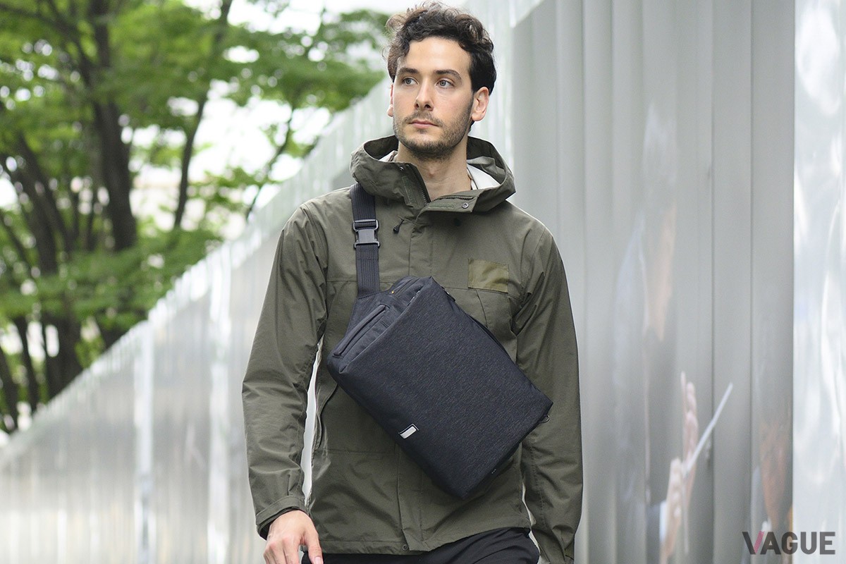 左右どちらの肩に掛けても荷物を取り出しやすい多彩なポケットにより、電車内での前持ち時や自転車通勤などでも使いやすいace.のショルダーバッグ「ハンスリーSDH」