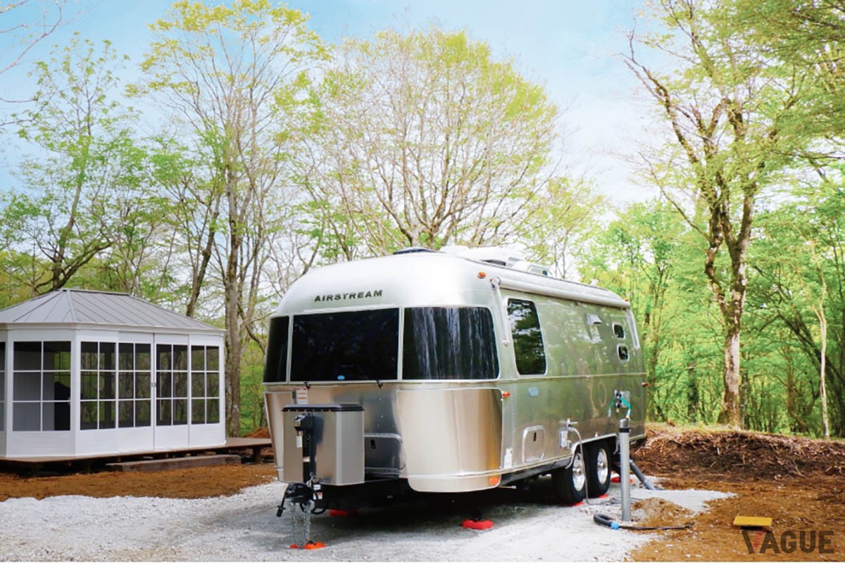 標高1000mを超す十里木高原に誕生した「MOSS十里木キャンプリゾート」は、ドーム型グランピングテントやトレーラーハウスを配した広大な敷地に建つ