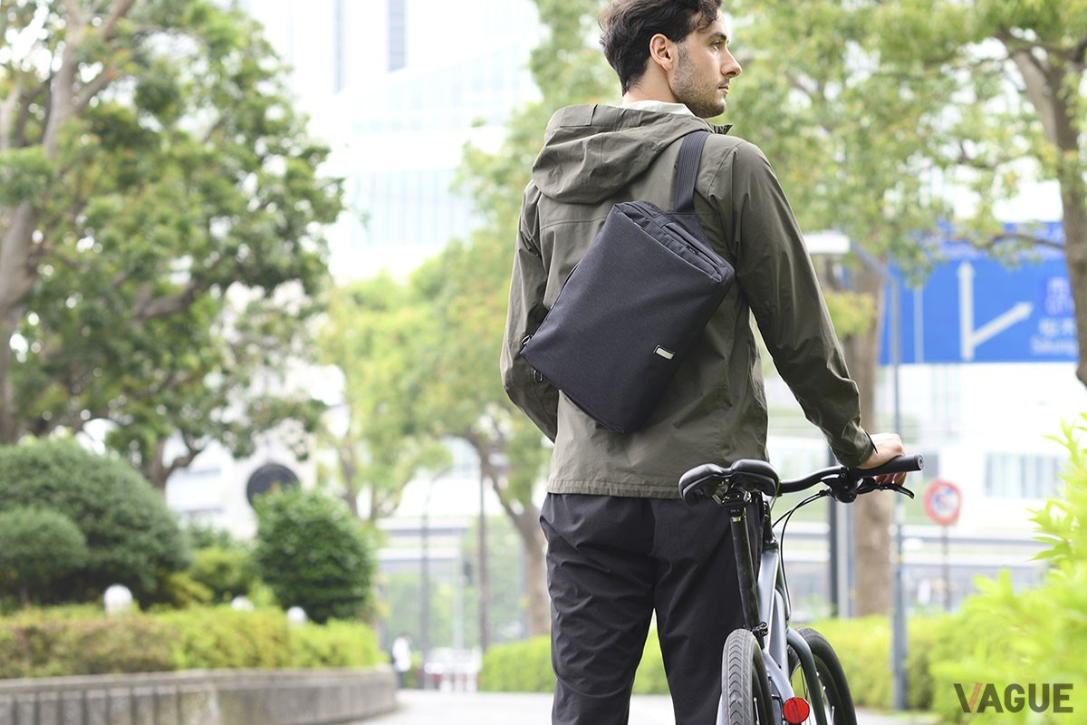 左右どちらの肩に掛けても荷物を取り出しやすい多彩なポケットにより、電車内での前持ち時や自転車通勤などでも使いやすいace.のショルダーバッグ「ハンスリーSDH」