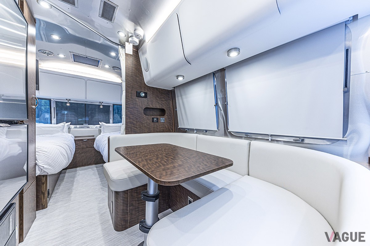 標高1000mを超す十里木高原に誕生した「MOSS十里木キャンプリゾート」は、ドーム型グランピングテントやトレーラーハウスを配した広大な敷地に建つ