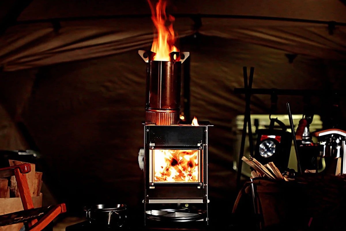 ソロキャンプで活躍する国産ロケットストーブが「少量の燃料で強い火力