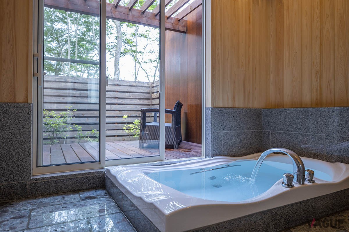 標高1000mを超す十里木高原に誕生した「MOSS十里木キャンプリゾート」は、ドーム型グランピングテントやトレーラーハウスを配した広大な敷地に建つ