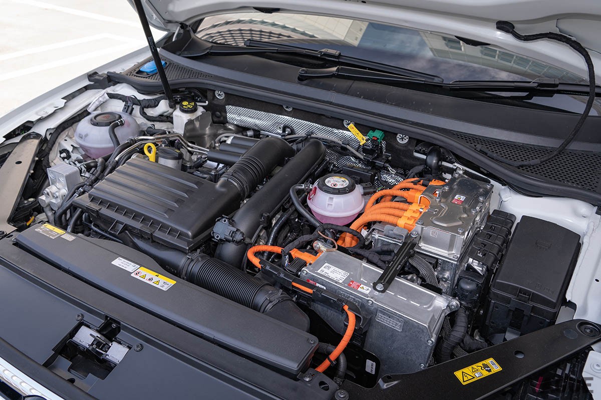 EVとエンジン車の魅力をあわせ持つVW「パサート GTE ヴァリアント」